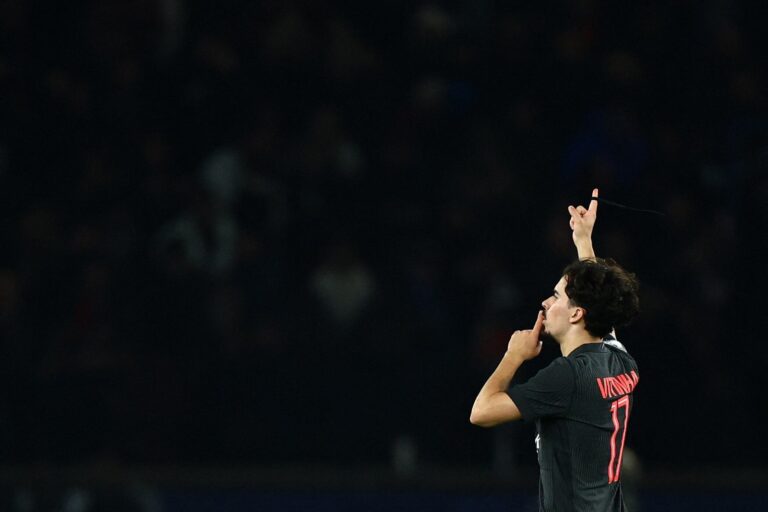 Vitinha celebrando un gol con la camiseta del PSG