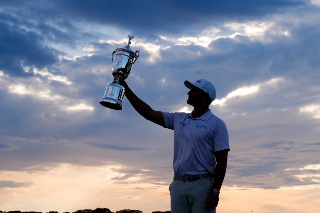 Wyndham Clark celebrando con la copa del US Open de golf 2026