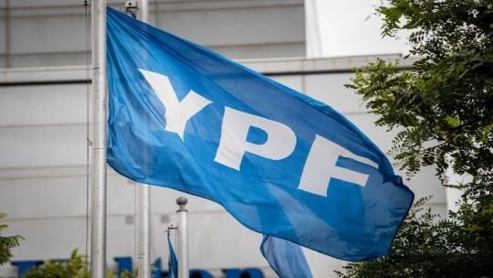 Aplicación móvil de YPF mostrando opción de compra de acciones