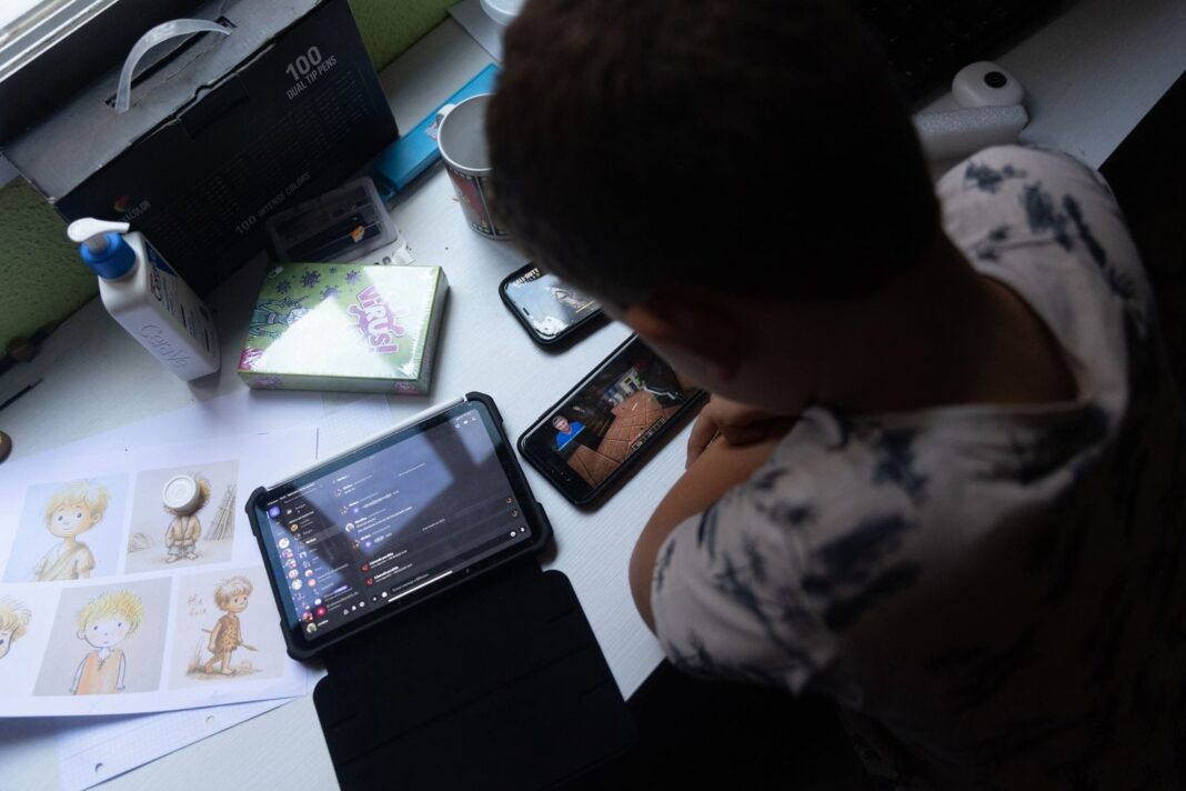 Niño usando tablet mientras madre le habla