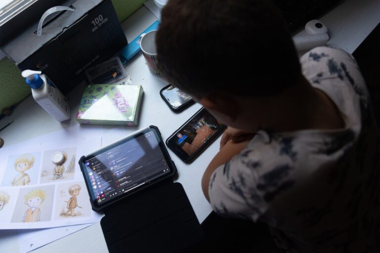 Niño usando tablet mientras madre le habla
