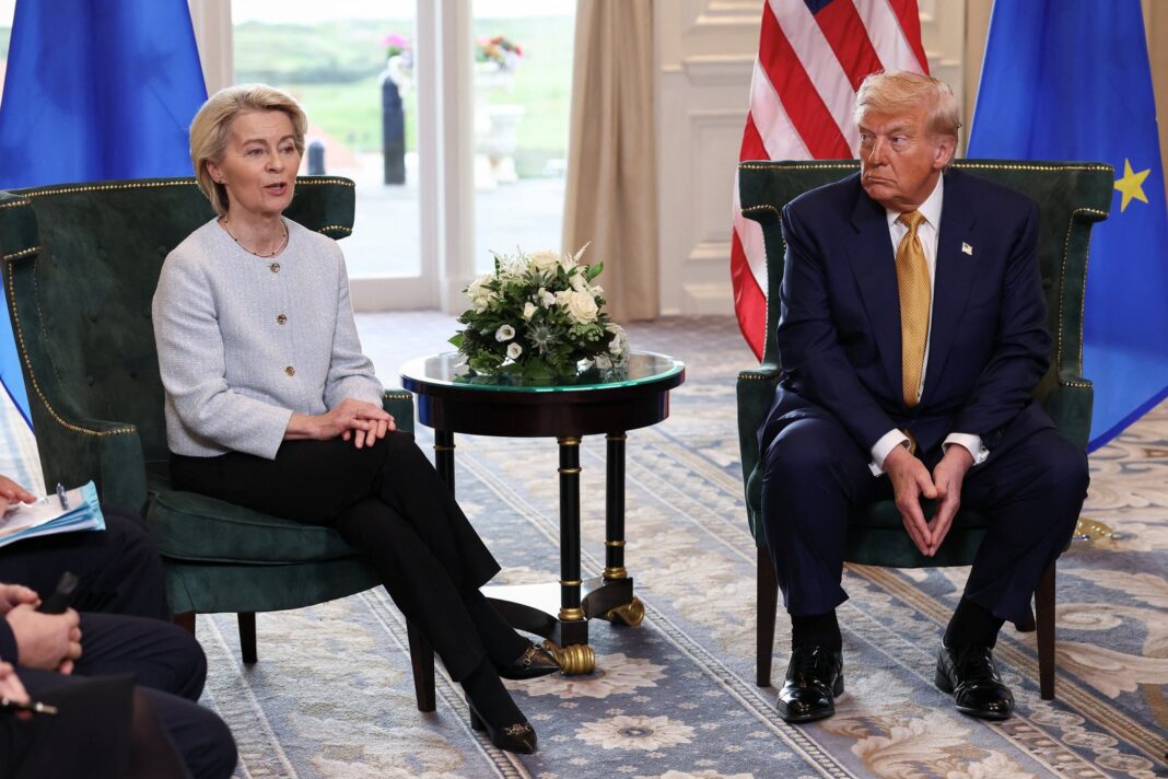 Banderas de Estados Unidos y la Unión Europea en un contexto diplomático