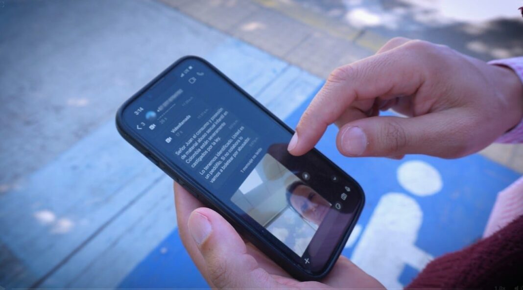 Pantalla de teléfono con llamada entrante de número desconocido