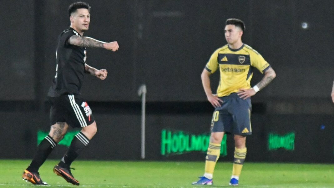 Alexander Díaz celebrando un gol con la camiseta de Deportivo Riestra