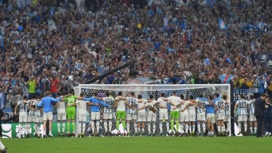 Jugadores de la selección argentina celebrando un gol durante el partido contra Egipto