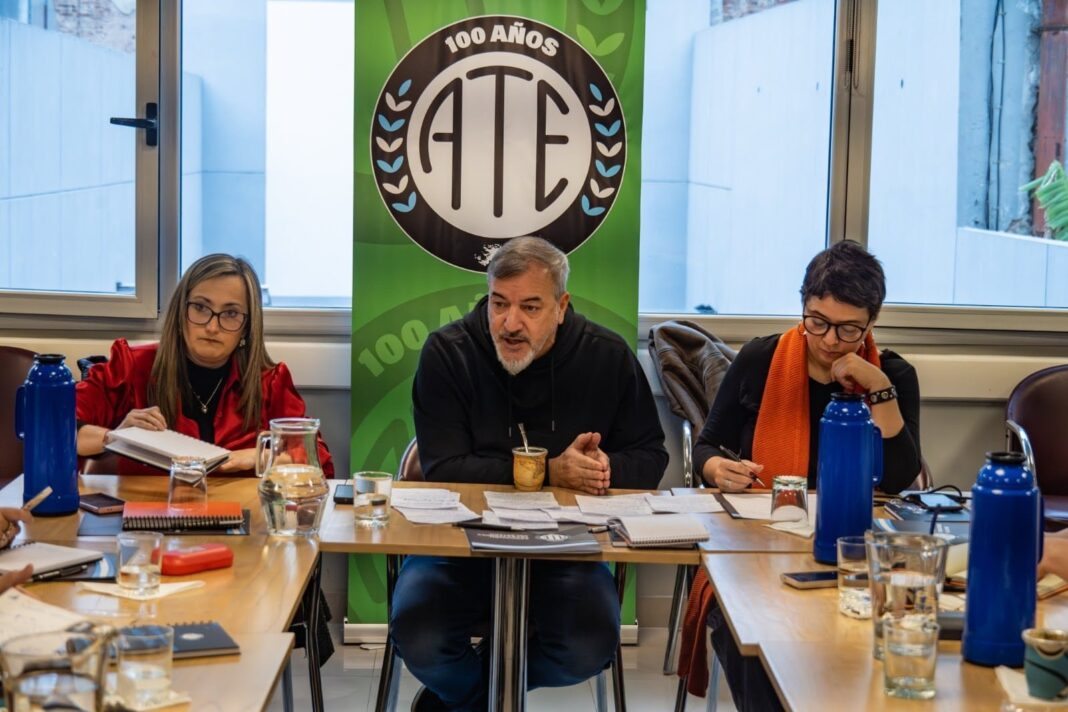Concentración de trabajadores estatales de ATE frente al Ministerio de Economía