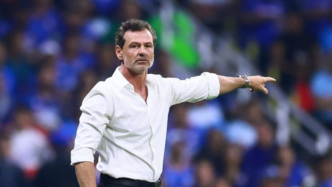 Diego Cocca durante un partido como director técnico de Atlas FC