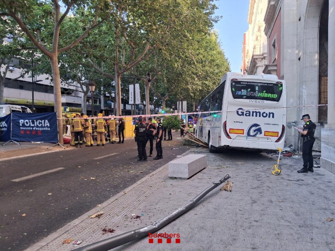 Autocar accidentado en la Rambla Ferran de Lleida