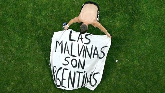 Bandera con la leyenda 'Las Malvinas son Argentinas' exhibida durante un partido de fútbol