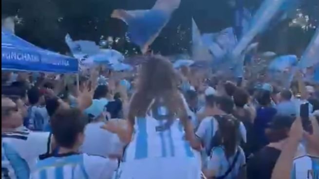 Hinchas argentinos con banderas en el Active Oval de Atlanta antes del partido contra Egipto