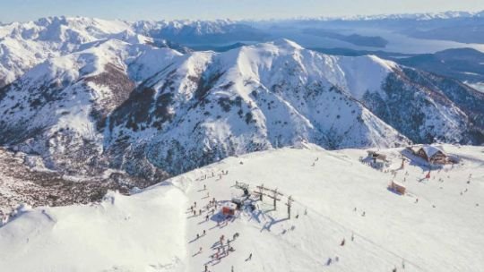 Vista panorámica de Bariloche con la cordillera de fondo