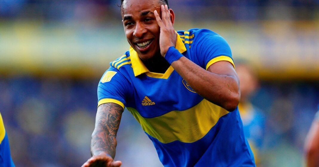 Sebastián Villa con la camiseta de Boca Juniors