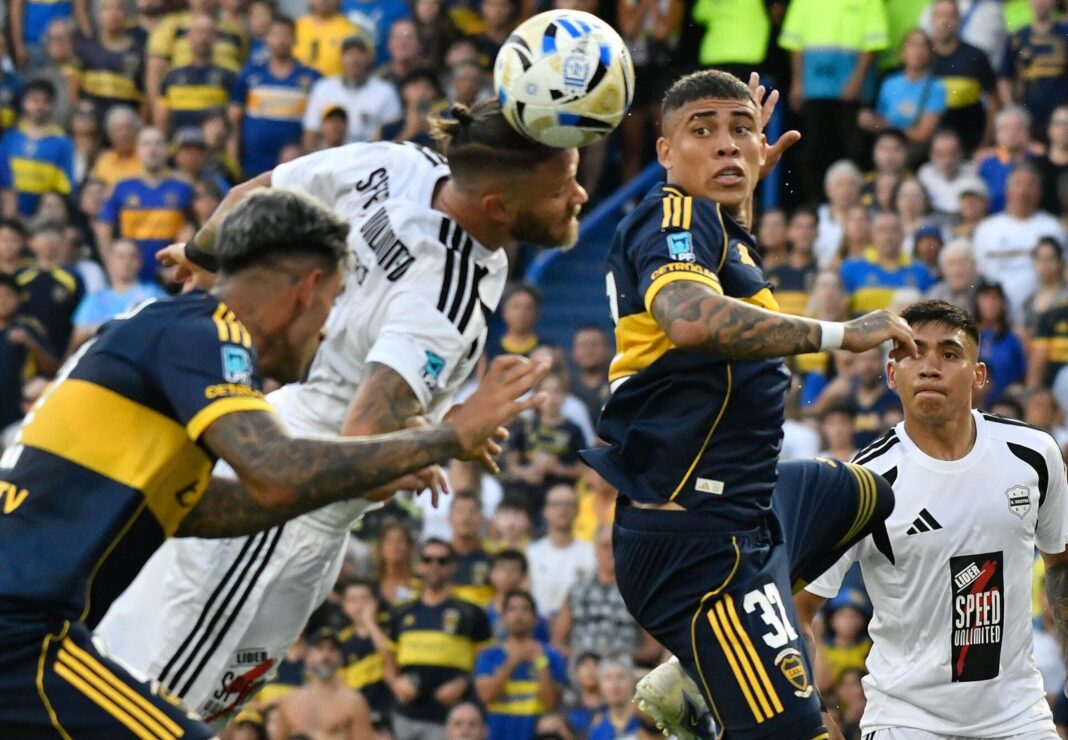 Partido entre Deportivo Riestra y Boca Juniors por el Torneo Clausura en el estadio Guillermo Laza