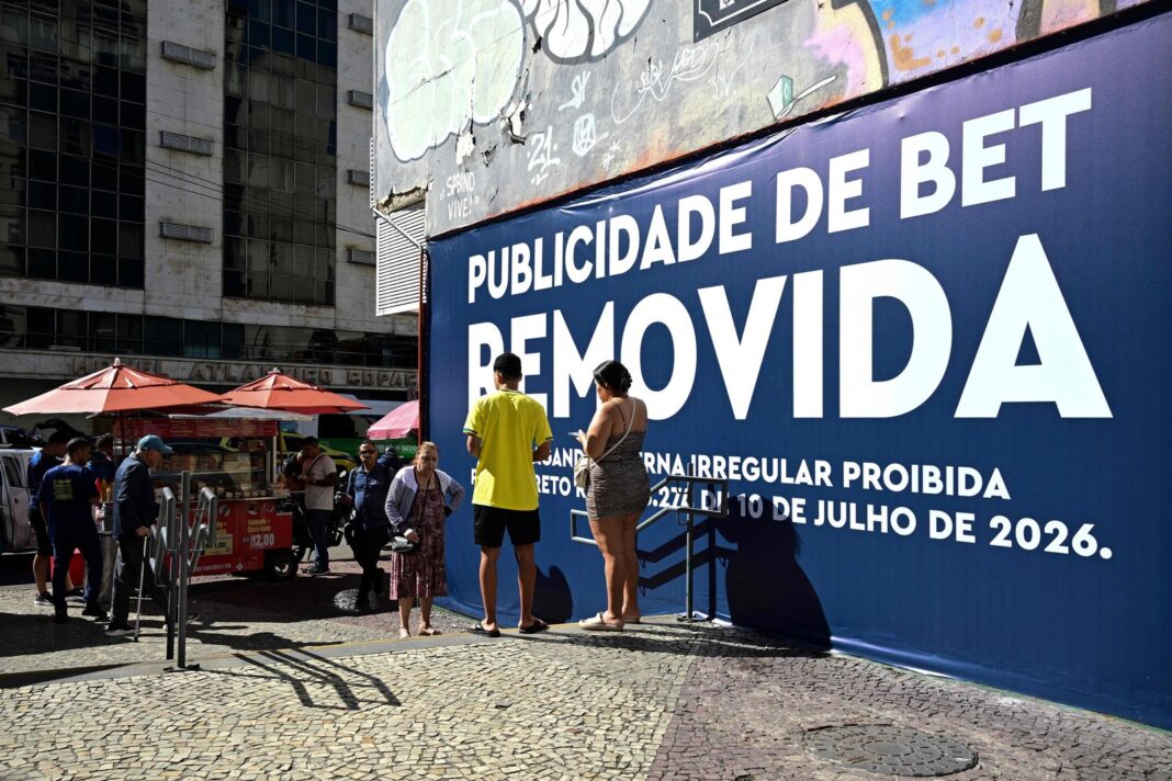 Cartel de publicidad de apuestas online cubierto con la leyenda 'Publicidad de bet retirada' en Río de Janeiro