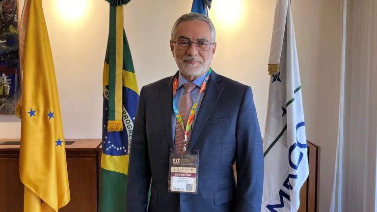 Bandera de Brasil y Argentina en fondo diplomático