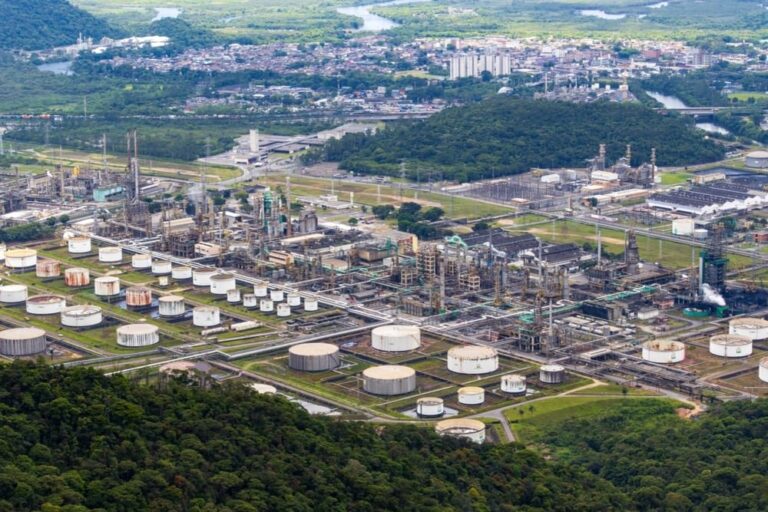 Mapa de América Latina con indicadores de producción de petróleo y gas