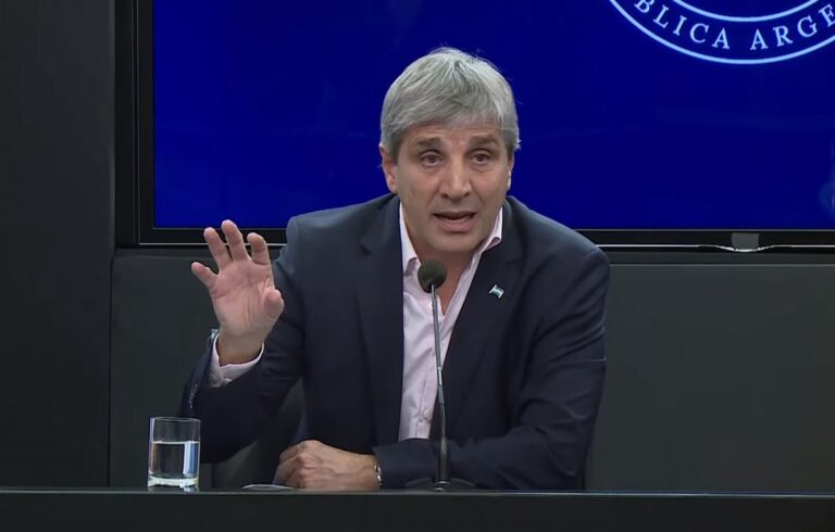 Luis Caputo, ministro de Economía, en una conferencia de prensa