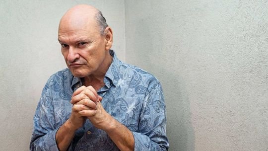 Carlos Belloso durante la entrevista en su sala de ensayo