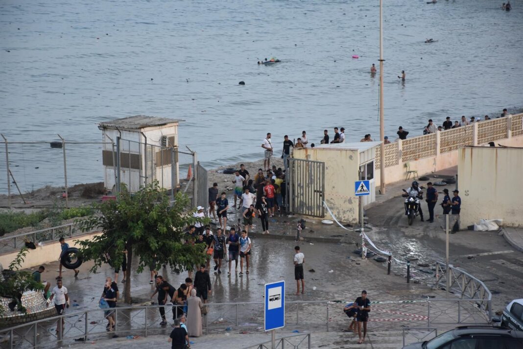 Tanques del Ejército en la puerta de acceso a Ceuta desde el espigón
