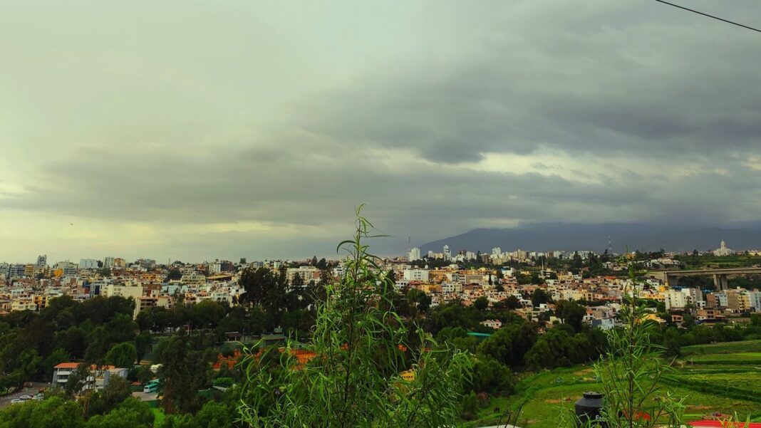 Vista de la ciudad de Arequipa con cielo despejado y volcanes al fondo