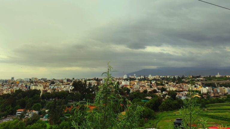 Vista de la ciudad de Arequipa con cielo despejado y volcanes al fondo