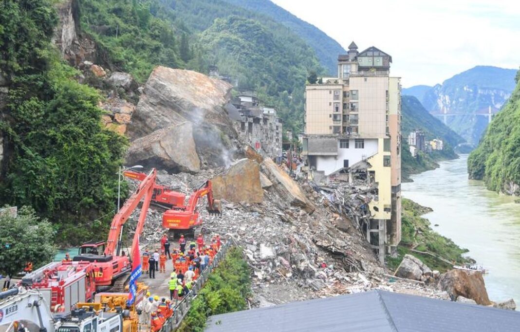 Vista del área afectada por el colapso de una montaña en Chongqing, China