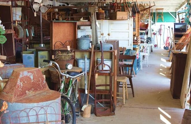 Cuadro antiguo con marco de madera en un mercado de pulgas