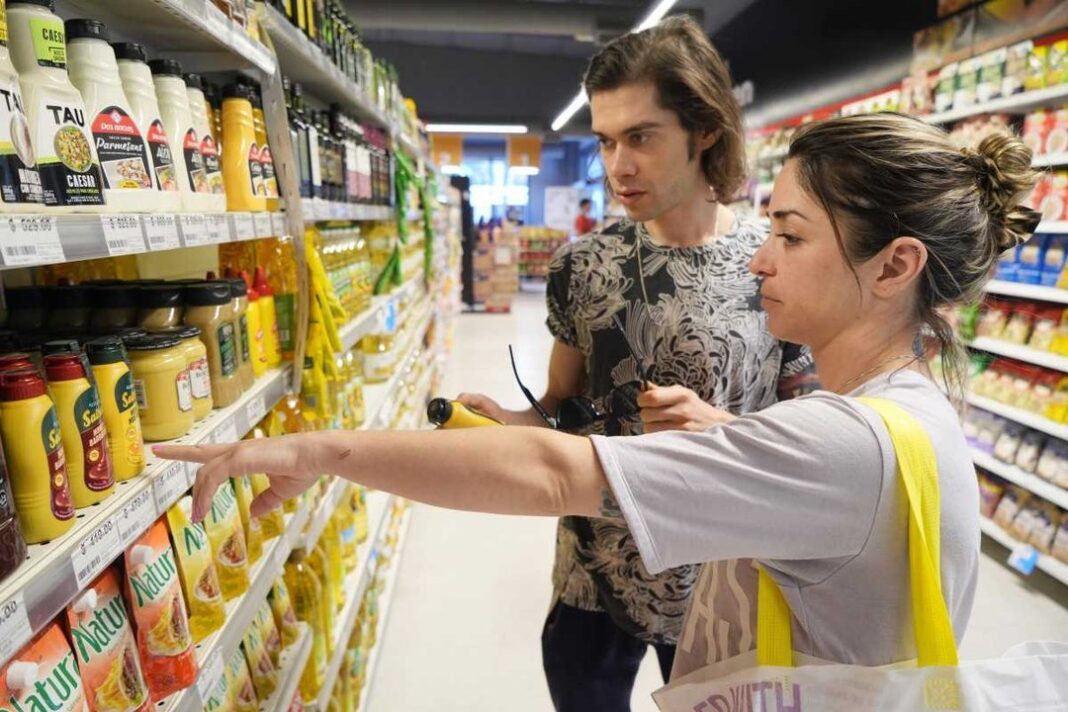 Personas comprando en un supermercado en Buenos Aires