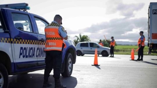 Agente de tránsito en Córdoba con vehículos de fondo