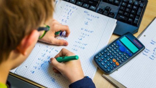 Estudiantes en aula de matemática en Córdoba