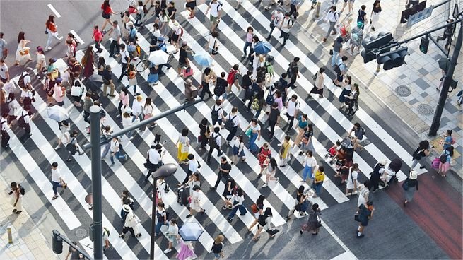 Estudiantes argentinos en Tokio con paisaje urbano de fondo