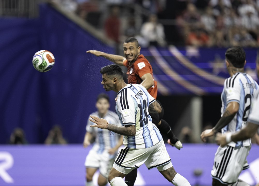 Cristian Cuti Romero celebrando un gol con la camiseta de la Selección argentina
