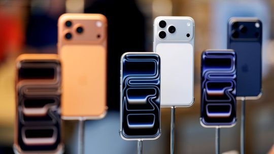 Logotipos de Apple y OpenAI