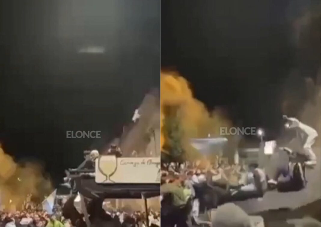 Estructura de techo colapsada sobre mesas y sillas de un bar en Concepción del Uruguay