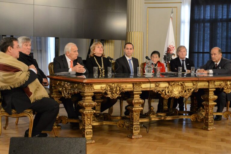 Miembros de la asociación Fundadores de la Patria en una reunión