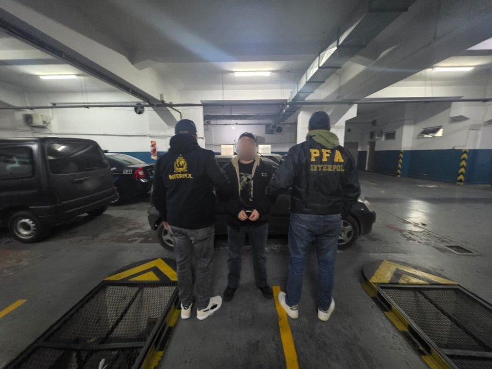 Policía durante la detención en Ituzaingó