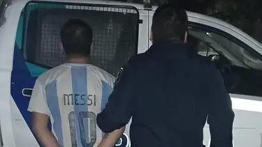 Hombre detenido con camiseta de la Selección argentina durante festejos del Mundial