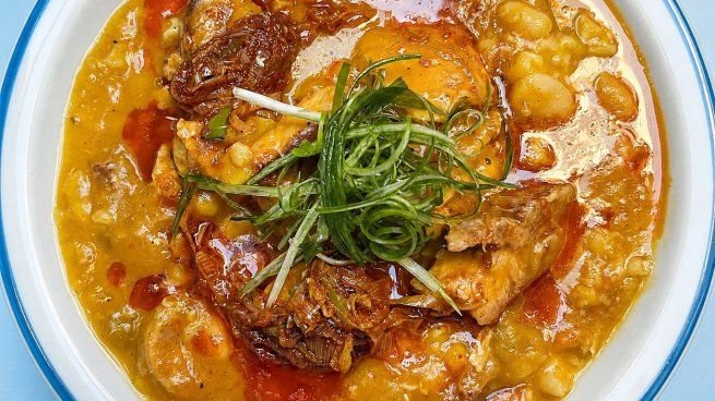Plato de locro criollo con salsa de verdeo