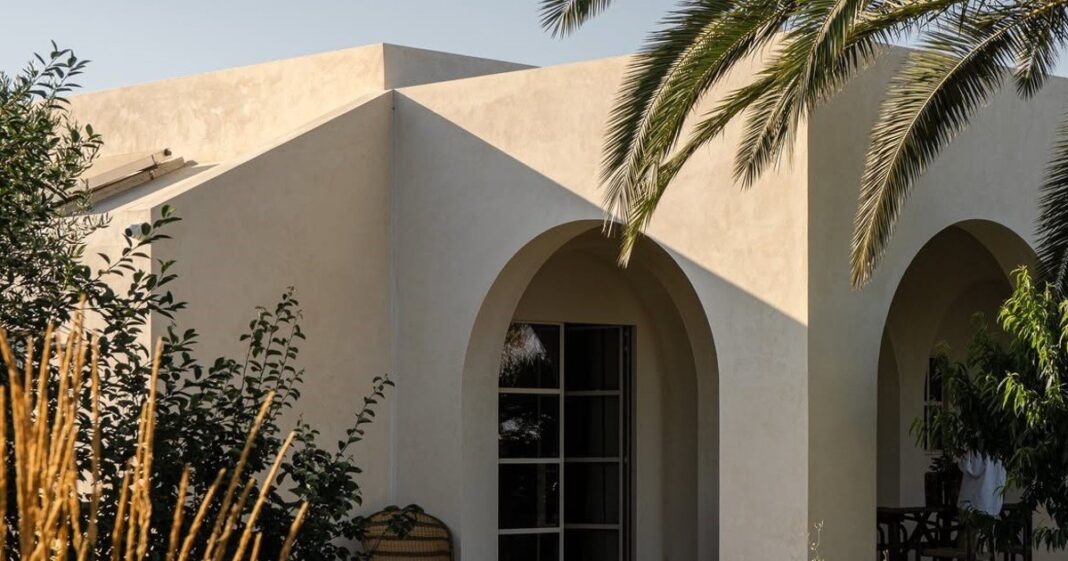 Casa Caroseno, villa rural renovada en Apulia con pórtico de arcos y jardín mediterráneo