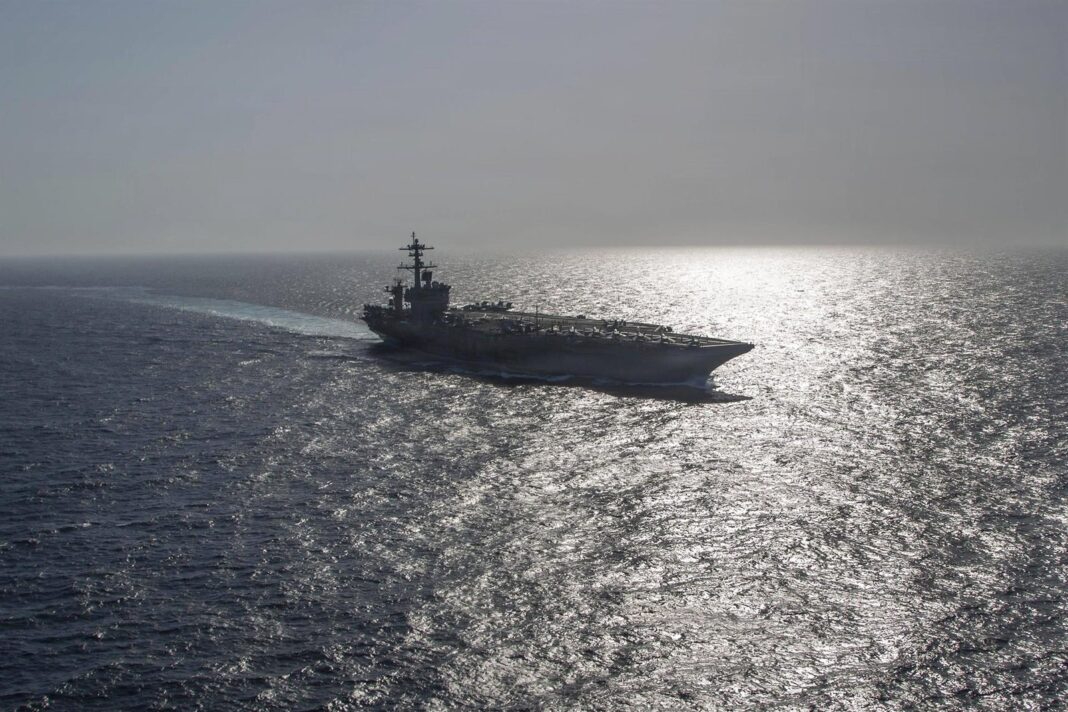 Buques de guerra de la Armada de Estados Unidos en el mar Arábigo