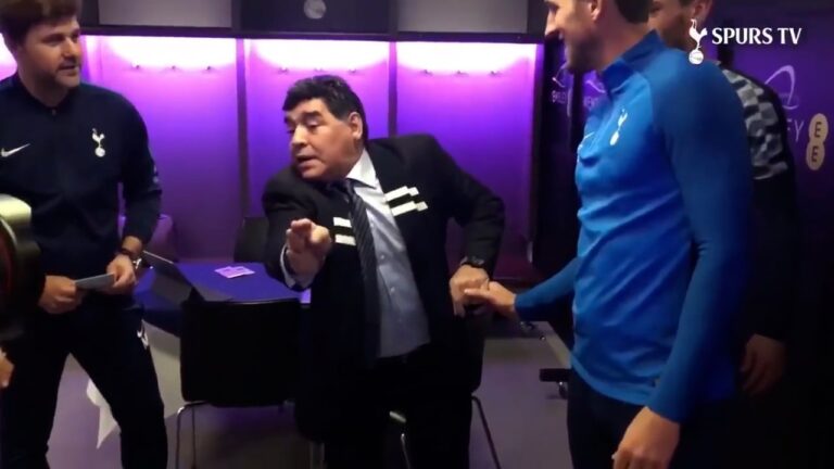 Diego Maradona y Harry Kane en el vestuario del Tottenham en 2017