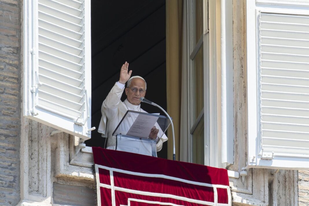 Papa León XIV durante el rezo del Ángelus en la Plaza de San Pedro