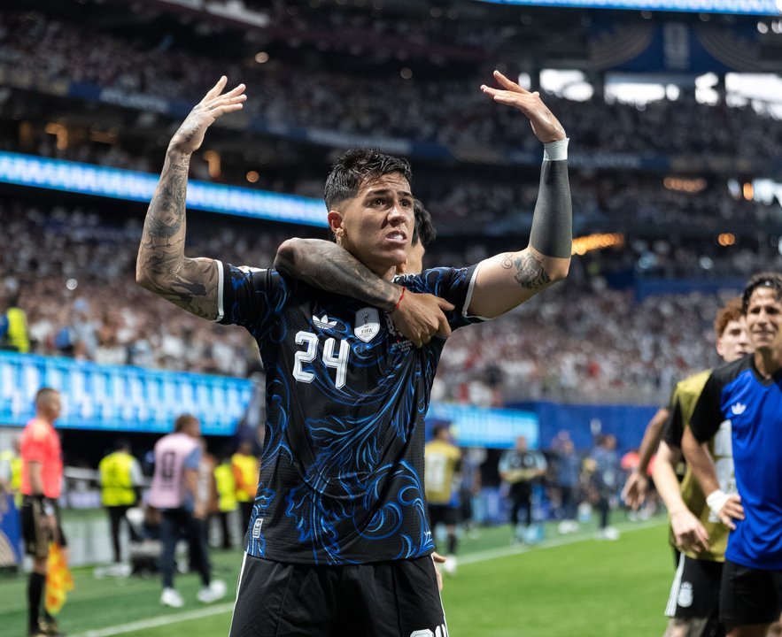 Enzo Fernández celebrando el gol de empate ante Inglaterra en las semifinales del Mundial 2026