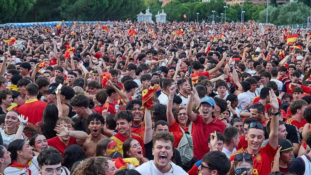 Jugadores de la selección española de fútbol celebrando en un autobús descubierto en Madrid