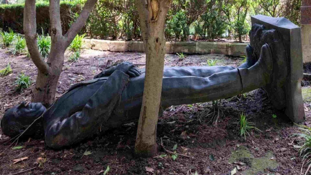 Estatua caída de Felipe Calderón en el Complejo Cultural Los Pinos