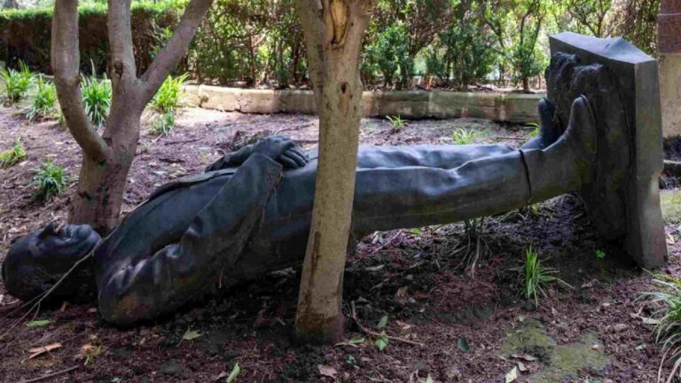 Estatua caída de Felipe Calderón en el Complejo Cultural Los Pinos