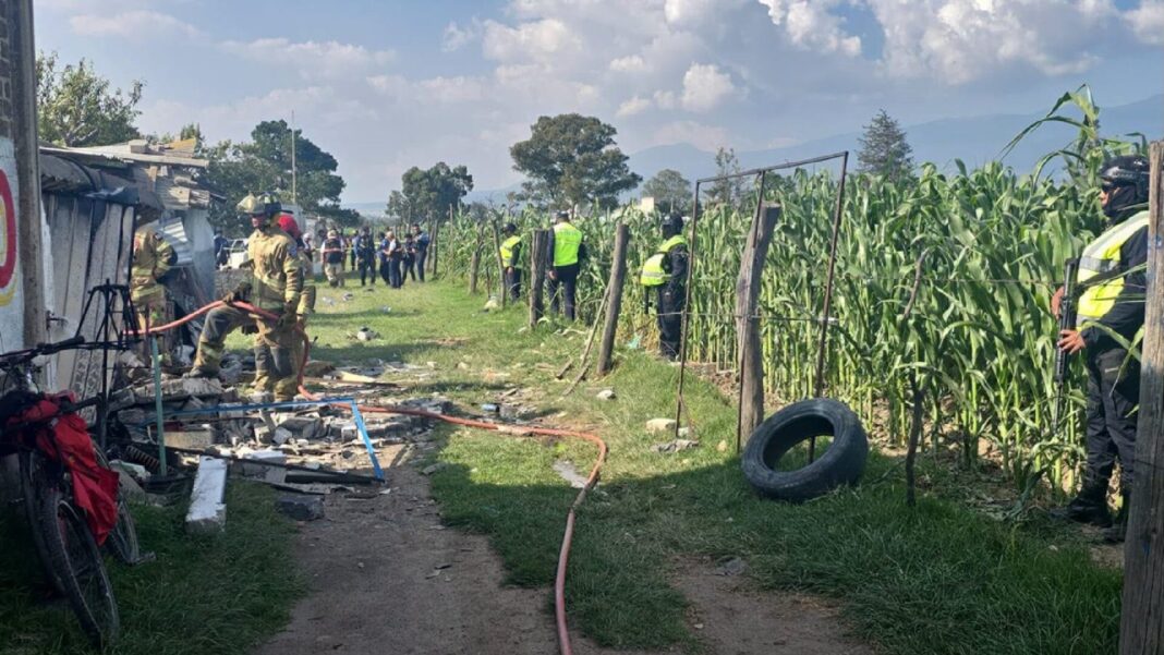Columna de humo tras explosión en taller de pirotecnia en Chalco