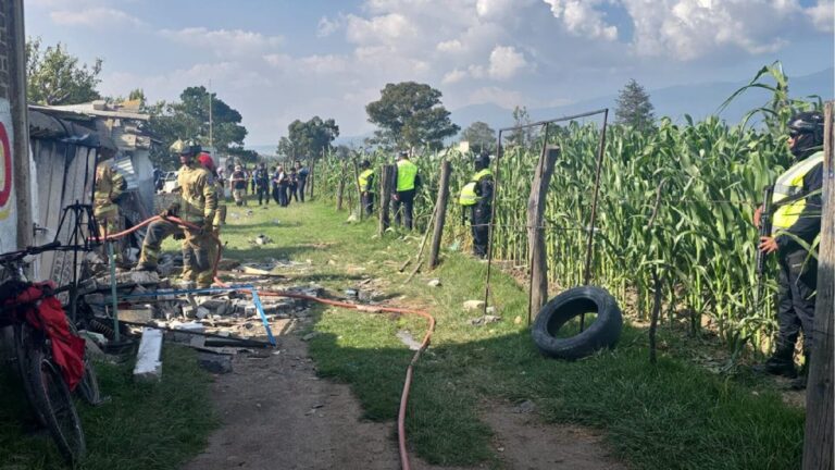 Columna de humo tras explosión en taller de pirotecnia en Chalco