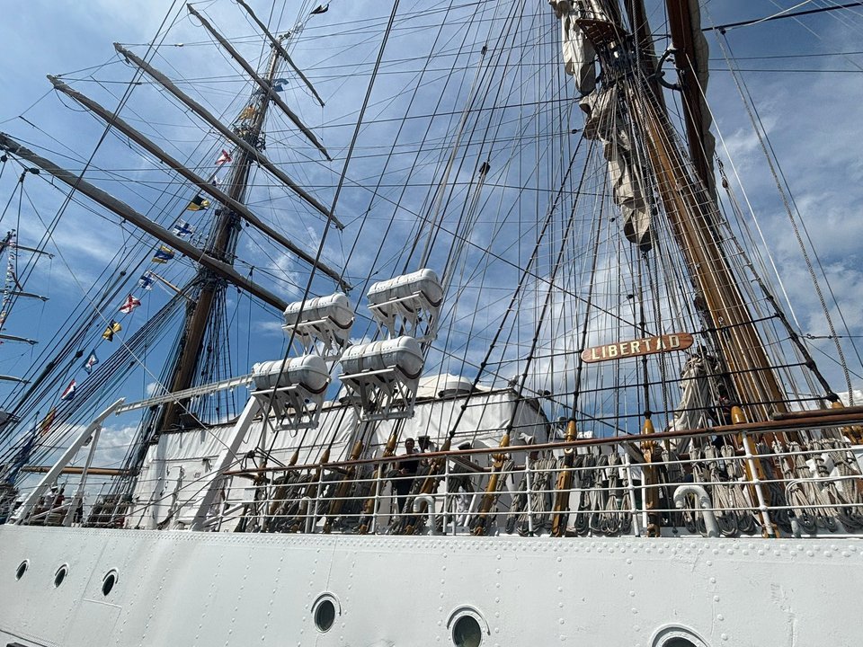 Fragata ARA Libertad desplegando velas en el río Hudson