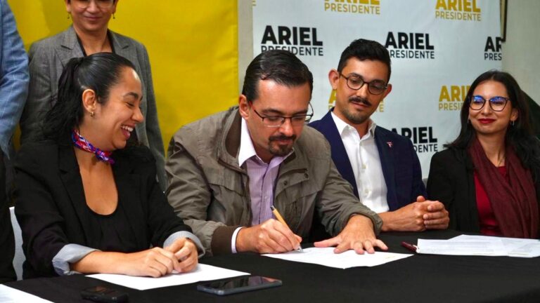 Diputados del Frente Amplio en sesión legislativa